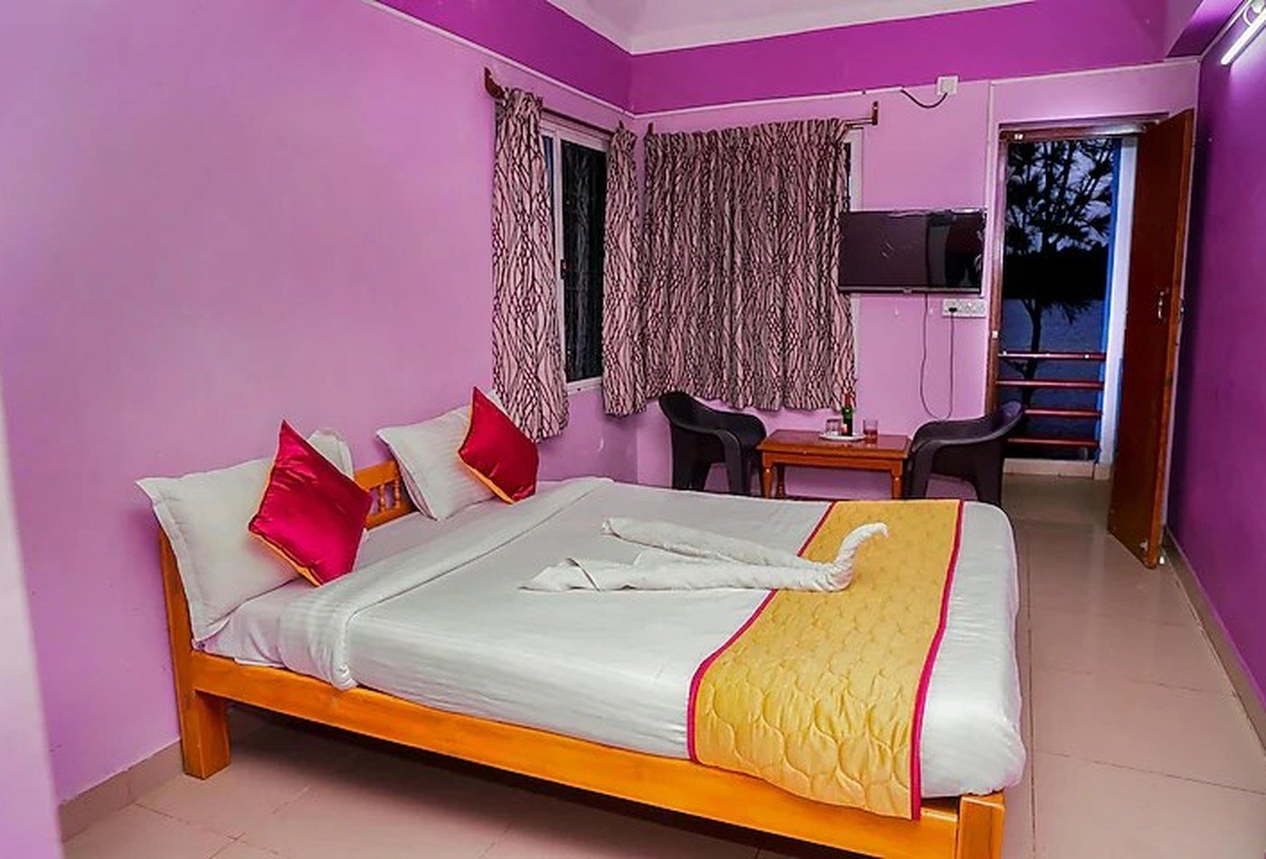 Le Leo's room preview